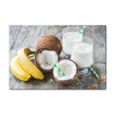 kokosowego-mleka-smoothie-napoj-z-bananami-na-drewnianym-tle