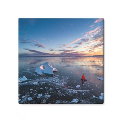 grenlandia-wczesnie-sunrise-iceberg-widok-z-lotu-ptaka-z-czerwonym-zaglowcem