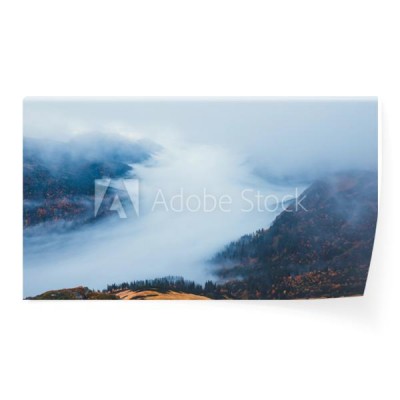 gorski-krajobraz-z-mgla-pod-szczytami-i-chmurami-nad-nimi-w-odcieniach-niebieskiego