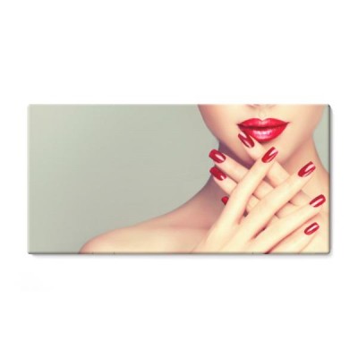piekna-dziewczyna-pokazuje-czerwonych-manicure-gwozdzie-makijaz-i-kosmetyki
