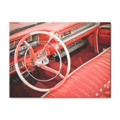 klasyczne-wnetrze-samochodu-z-czerwona-skorzana-tapicerka