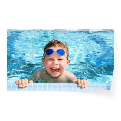 szczesliwe-dziecko-w-basenie