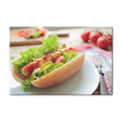 domowej-roboty-hotdog-z-swiezym-warzywem-na-bialym-talerzu