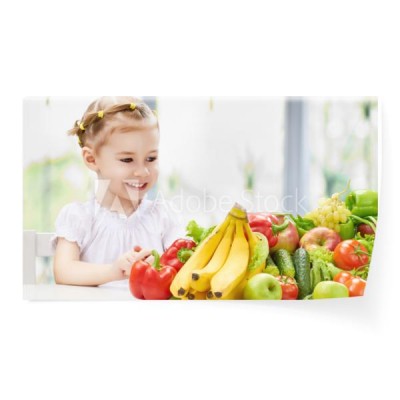 dziewczynka-jedzaca-swieze-owoce-i-warzywa