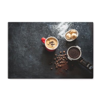kawy-espresso-kawa-i-ciastka-na-czarnym-kawiarnia-stole