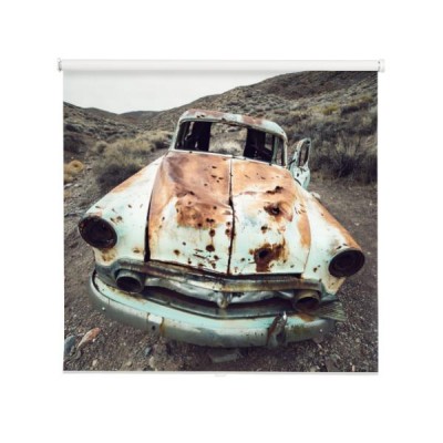 stary-opuszczony-zardzewialy-samochod-retro-na-pustyni-z-dziury-po-kulach-w-metalu