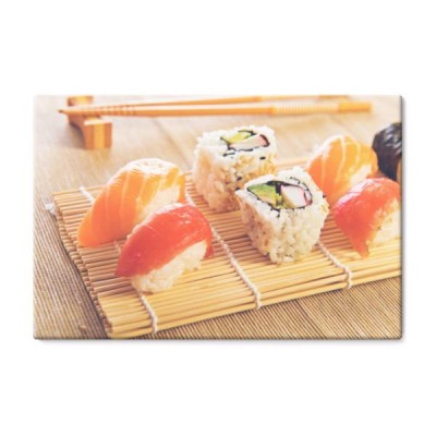 maki-sushi-na-drewnianym-stole