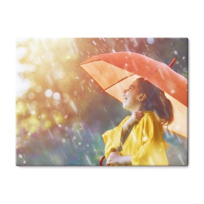 dziewczynka-z-czerwonym-parasolem-podczas-deszczu