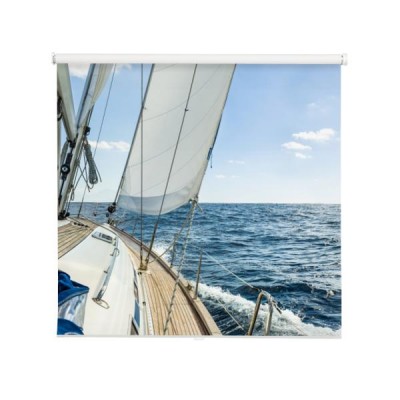 jachtu-zagiel-w-atlantyckim-oceanie-przy-slonecznego-dnia-rejsem