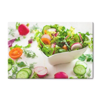 zdrowa-salatka-z-swiezymi-warzywami-i-skladnikami-na-bialym-bac