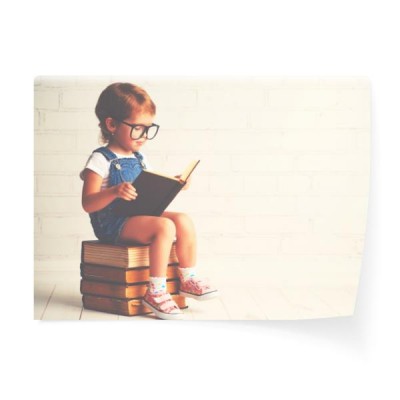 dziecko-dziewczynka-w-okularach-czytajac-ksiazke