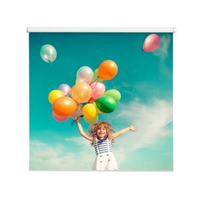 dziecka-doskakiwanie-z-zabawkarskimi-balonami-w-wiosny-polu