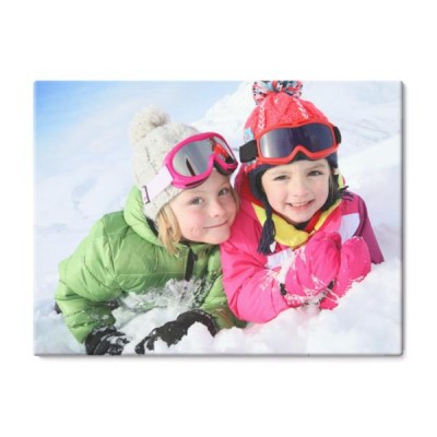 portret-dzieci-korzystajacych-zimowy-urlop-w-osrodku-narciarskim