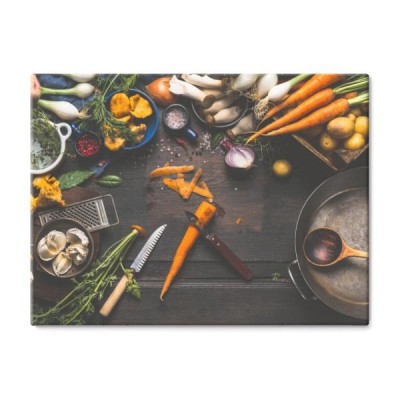 gotowac-z-lasowymi-pieczarkami-warzyw-skladniki-i-kuchni-narzedzia-przygotowanie-na-ciemnym-nieociosanym-drewnianym-stole-od