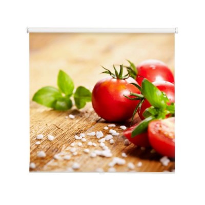 pomidory-na-drewnianym-stole