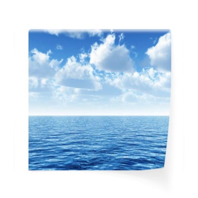 pochmurne-blekitne-niebo-nad-niebieska-powierzchnia-morza