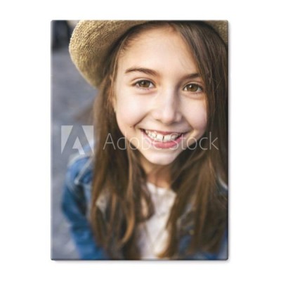 portret-usmiechnieta-dziewczyna-jest-ubranym-kapelusz-outdoors