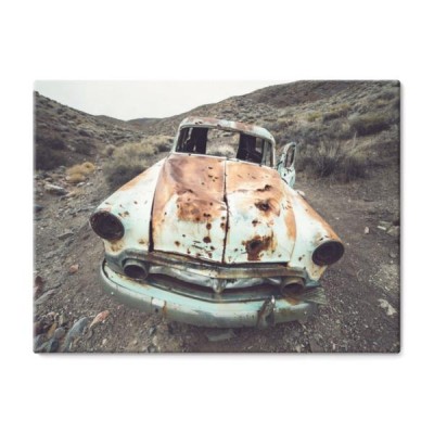 stary-opuszczony-zardzewialy-samochod-retro-na-pustyni-z-dziury-po-kulach-w-metalu