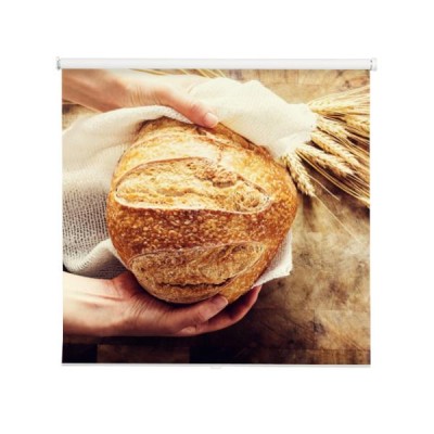 piekarz-trzyma-bochenek-chleba