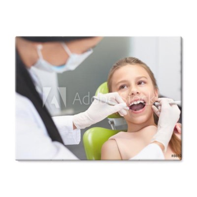 dziecko-siedzace-na-fotelu-u-dentysty
