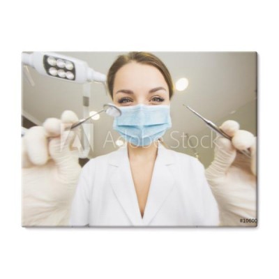 mloda-kobieta-dentysta-z-sterylnej-maski-latwo-zbliza-sie-do-pacjenta-z-instrumentow-dentystycznych-trzymanych-w-rekach-chro