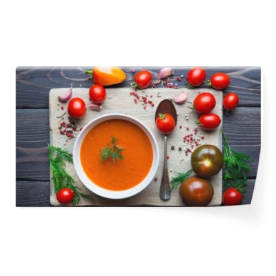 zupa-pomidorowa-na-drewnianym-stole