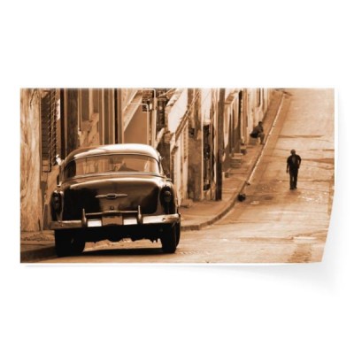 klasyczny-samochod-na-ulicy-kuba