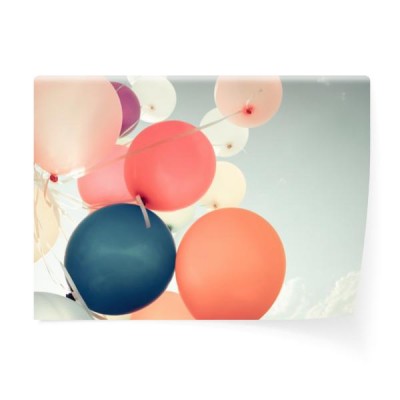 kolorowe-balony-latajace-na-niebie-z-efektem-retro-vintage-filtr-koncepcja-wszystkiego-najlepszego-w-lecie-i-wesele-miesiac-mio