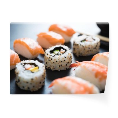 sushi-podane-na-tacy
