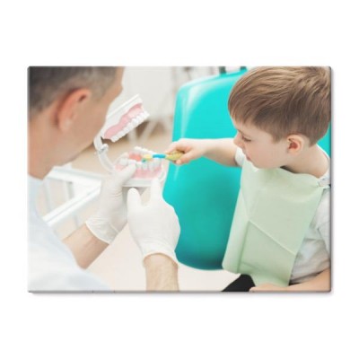 dentysty-nauczania-chlopiec-bruching-zeby-w-stomatologicznej-klinice