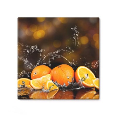 pomaranczowe-owoce-i-plusk-wody