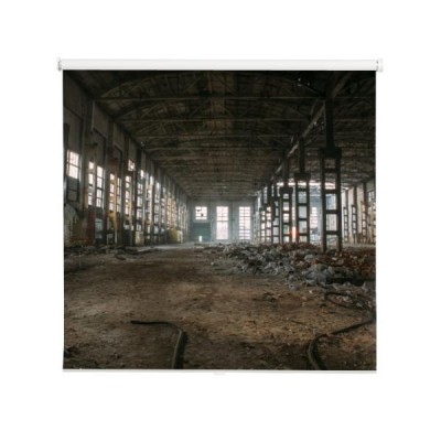 ciemne-przerazajace-ruiny-rozebranego-opuszczonego-duzego-magazynu-przemyslowego-lub-hangaru-radzieckich-fabryk