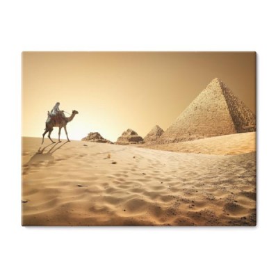 piramidy-na-pustyni
