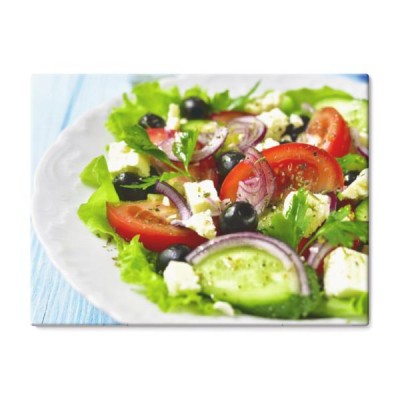 tradycyjna-grecka-salatka-na-bialym-talerzu