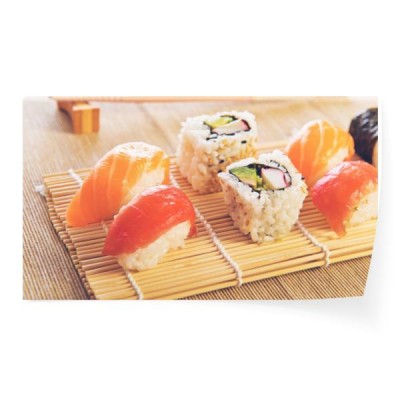 maki-sushi-na-drewnianym-stole