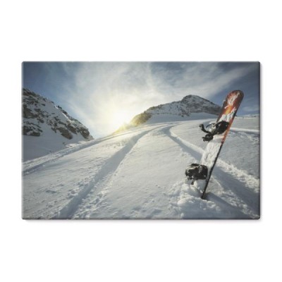 deska-snowboardowa-w-sniegu-na-gorskim-stoku