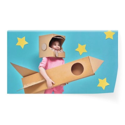 dziewczynka-w-stroju-astronauty-wykonanego-z-kartonu