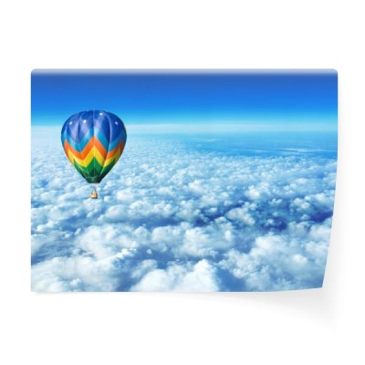 balon-na-gorace-powietrze-ponad-chmurami
