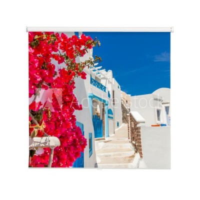 wyspa-santorini-z-tradycyjnymi-bialo-niebieskimi-budynkami-grecja